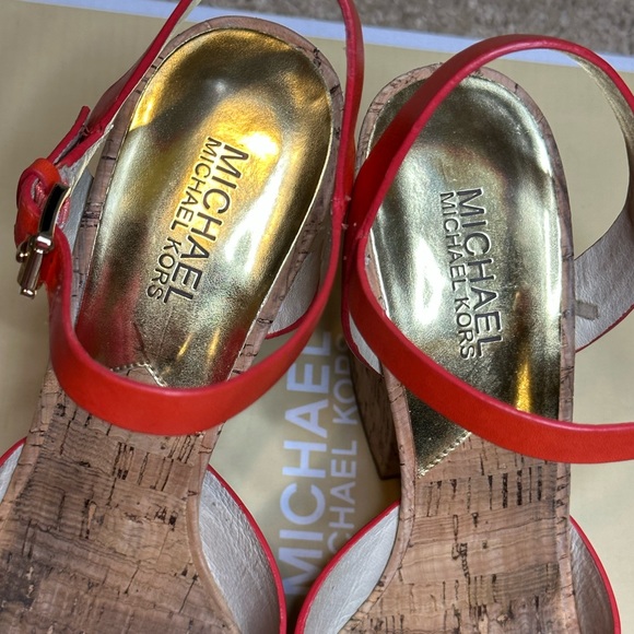 MICHAEL KORS PLATFORM ANKLE STRAP WITH GOLD ACCENTS // Size 9.5 / leather - Picture 5 of 7